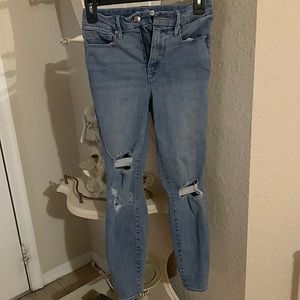 I’m selling a pair of straight legged high wasted jeans. Only worn a few times.